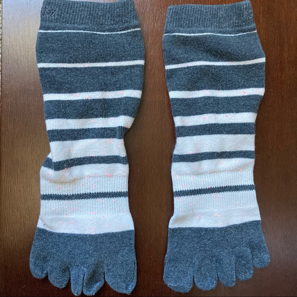 Toesox Unisex Organic Cotton Crew toe socks
